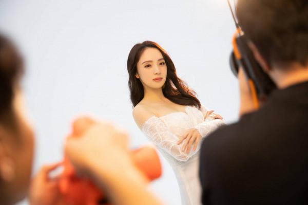 董璇著白色一字肩連衣裙 氣質優雅溫婉迷人