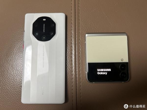 上握華為Mate40Rs，下持三星 Galaxy Z Flip3，效能與顏值兼得的快樂