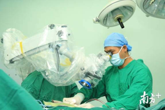 被稱為大腦“拆彈”專家！從醫27年，廣東這位醫生完成超1萬例顱腦手術！
