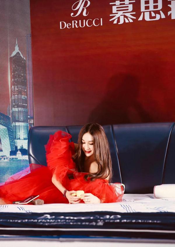 溫碧霞高畫質圖片,紅裙鮮豔,輕盈飄逸,保養得真好 溫碧霞高畫質圖片,紅裙鮮豔,輕盈飄逸,保養得真好