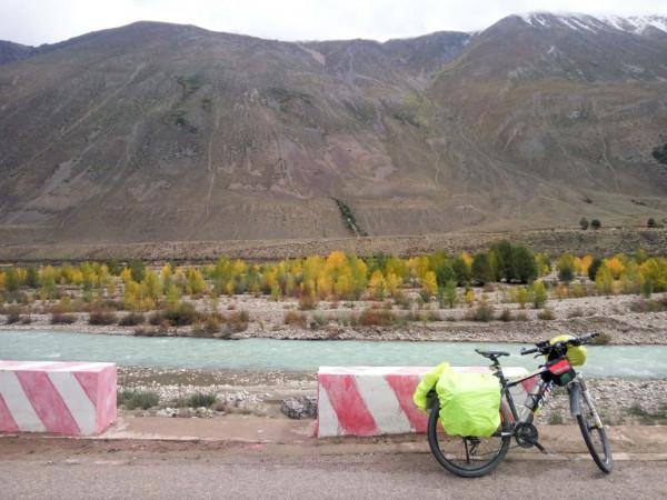 川藏騎行意義何在？13驢友雨中起爭執，結果太氣人