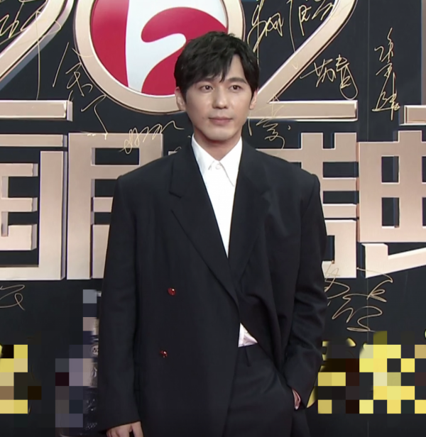 國劇盛典星光黯淡：鄧萃雯黎耀祥紅毯合體，董潔穿得像剝皮火腿腸