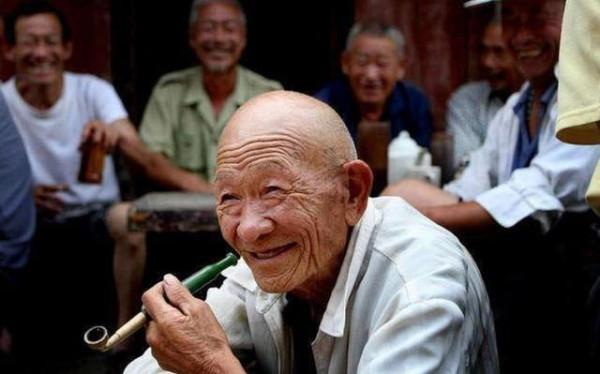 小李母親去世了，他挨門挨戶磕頭請人來喝酒
