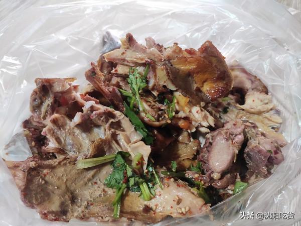 美味還得在市場裡找，5元拌的燻醬雞架，配老式麻辣燙，太香了