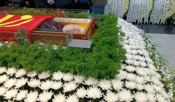 深深緬懷翟雲英阿姨，請接受我們的軍禮