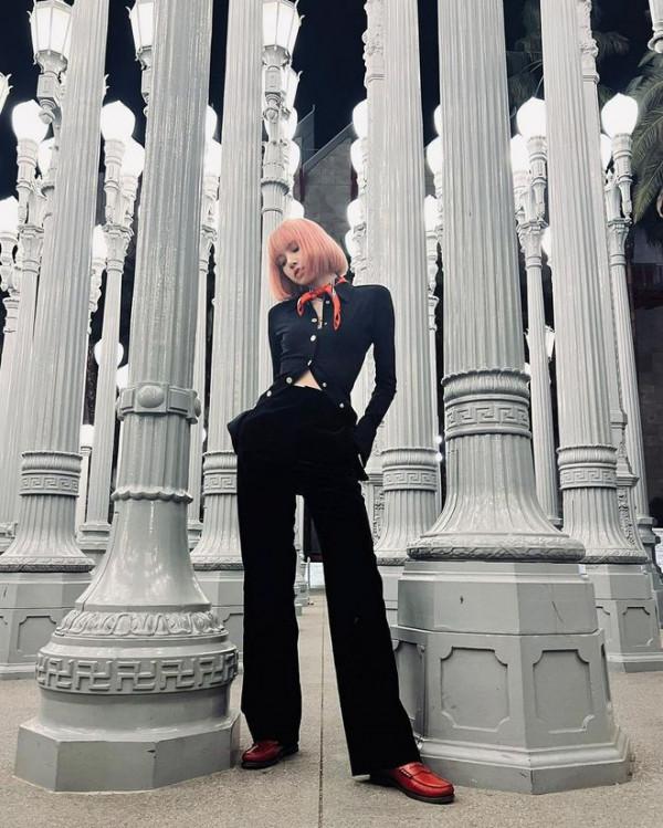 韓媒曝LISA新冠痊癒已解除隔離 本尊曬照神采奕奕