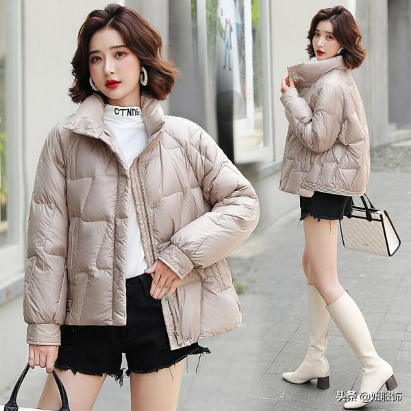 看看這幾款短款立領白鴨絨羽絨服，搭配短褲+長筒靴，高階又時髦