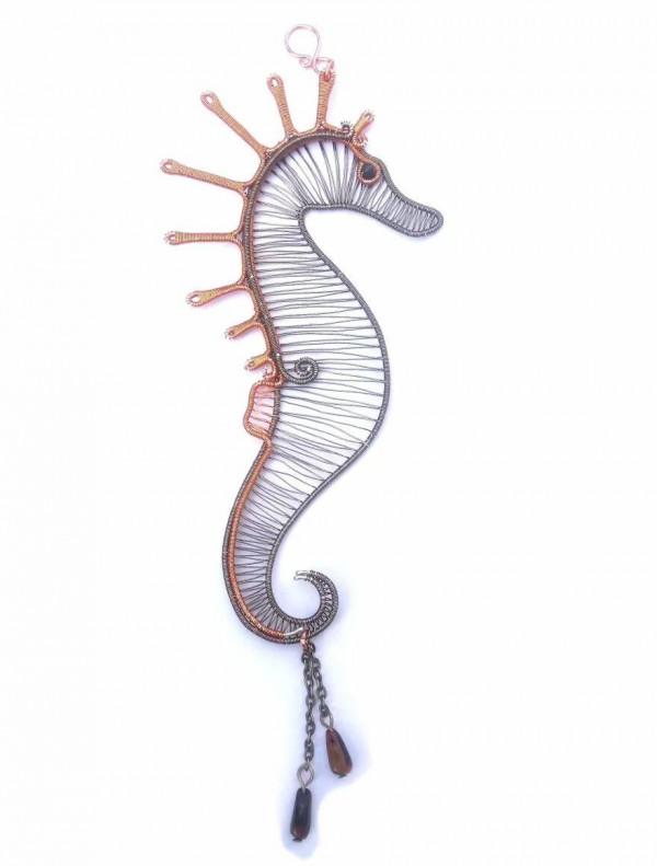 藝術家用電線製作藝術品，精緻又獨特的樣子，深受女孩子喜愛