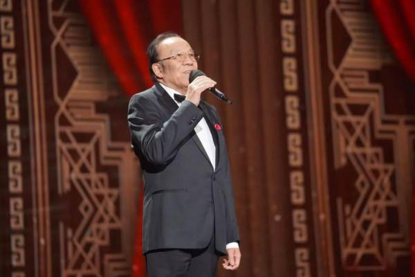 “德藝雙馨”楊洪基：31歲娶初戀，53歲走紅，一輩子不接廣告