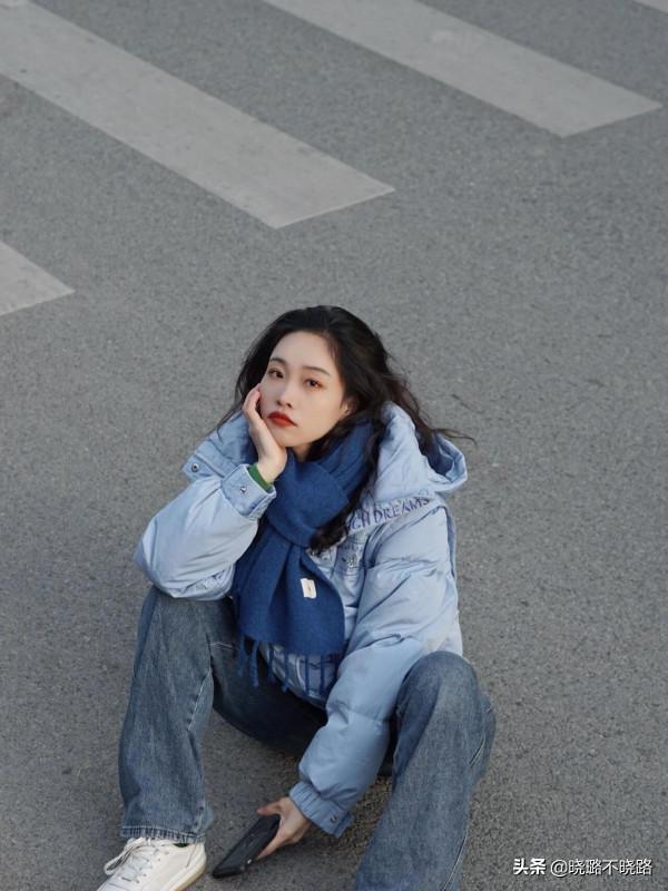 女人秋冬別隻穿黑色！不如試試“霧霾藍”，優雅顯白，黃皮也適合