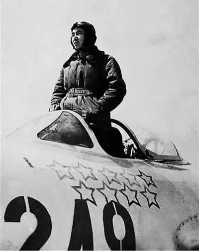 1992年，空軍司令員王海上將因年齡到期離任，誰來接任他的職務？