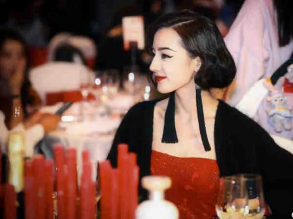 楊冪陳都靈辛芷蕾金晨迪麗熱巴今晚活動造型，各有千秋，顏值爆表