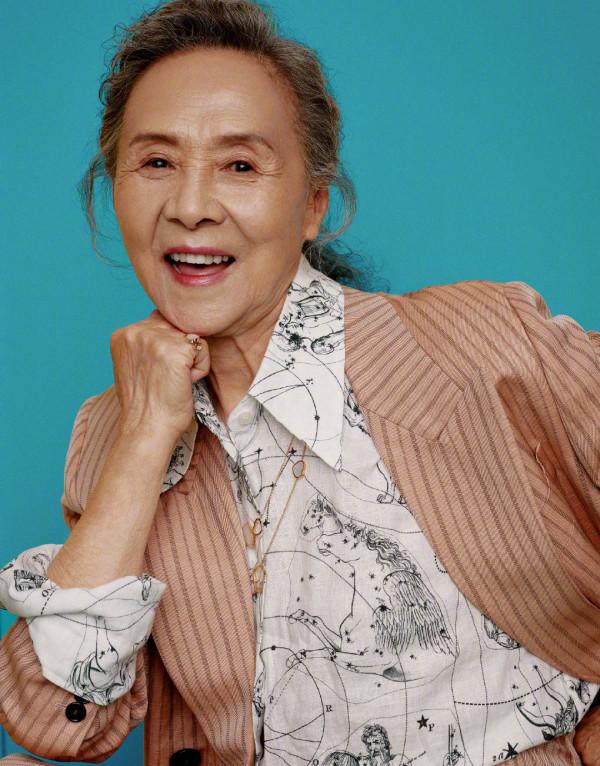 83歲奶奶穿30年前的“舊衣服”，時髦又減齡，網友：突然不怕老了