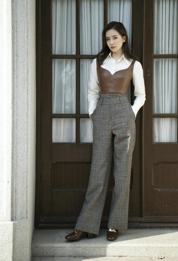 有一種高階感叫劉詩詩穿真絲連衣裙，明明很簡單，她卻穿出國際範