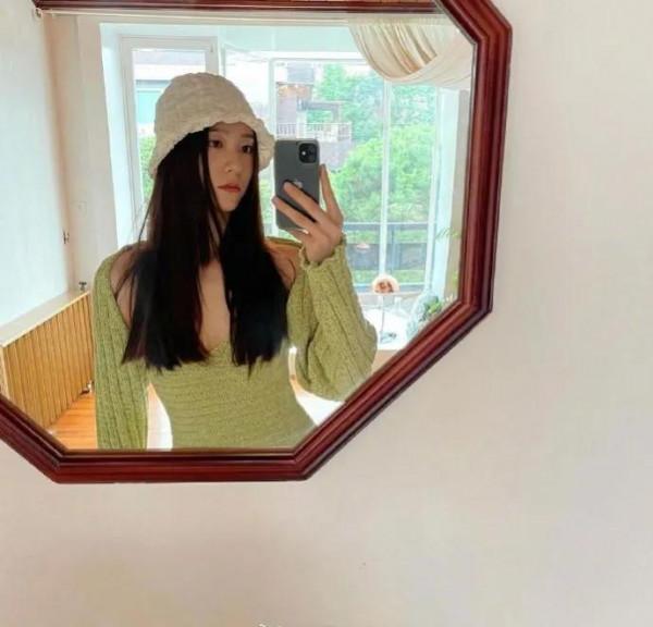 明星撞衫 趙麗穎 鄭秀晶 張嘉倪 牛油果色針織小開衫你覺得誰穿最好看 明星撞衫 趙麗穎 鄭秀晶 張嘉倪 牛油果色針織小開衫你覺得誰穿最好看