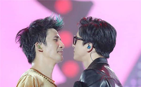 許嵩的幽默居然把“段子手”薛之謙給整不會了,什麼鬼啊? 許嵩的幽默居然把“段子手”薛之謙給整不會了,什麼鬼啊?