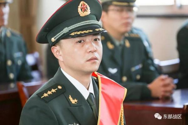 揮淚轉身，32名軍官光榮退役