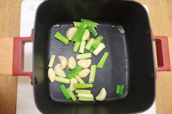 由三杯雞演變的三杯排骨，香嫩入味吮手指，真想天天吃一盤