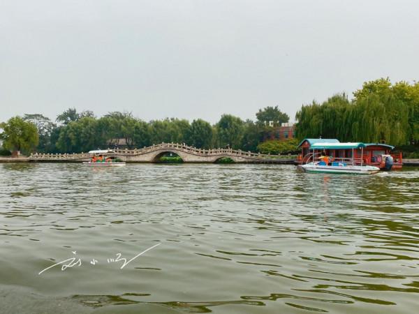 山東濟南著名的泉水湖,因《還珠格格》而家喻戶曉,遊客都來打卡 山東濟南著名的泉水湖,因《還珠格格》而家喻戶曉,遊客都來打卡