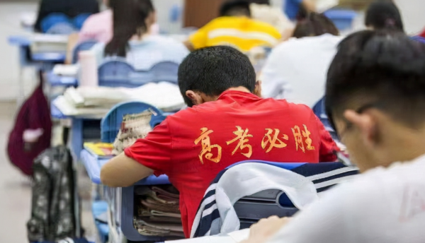 7年前，弟弟放棄上大學，打工供姐姐讀書，姐姐：你不上我也不上