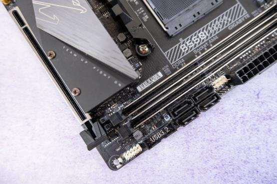 雕雖迷你，五臟俱全，技嘉 迷你雕 B550I AORUS PRO AX主機板裝機體驗
