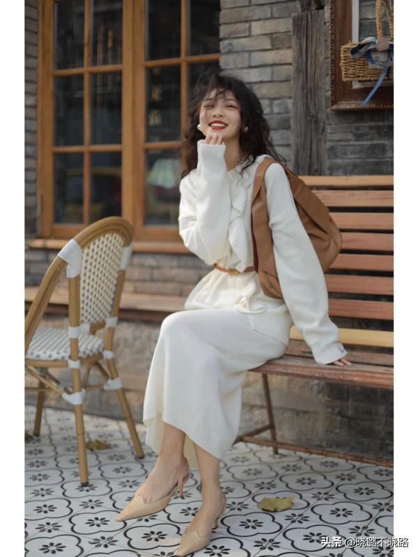 扔掉你的小白鞋吧，現在流行穿&OpenCurlyDoubleQuote;裸跟鞋&rdquo;，搭裙子褲子都時髦好看