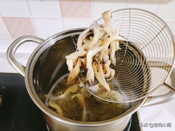 平菇這樣做才好吃，白嘴都能吃一盤，連調味料都省了，香不長胖