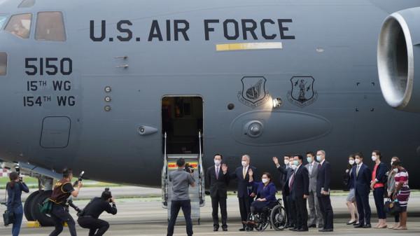 深夜時分，我軍連發兩則警告，話說得很重