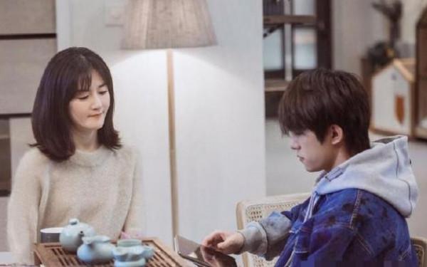 謝娜何炅高調回歸！倆人終於再合體，謝娜穿毛衣扎小辮背影太少女