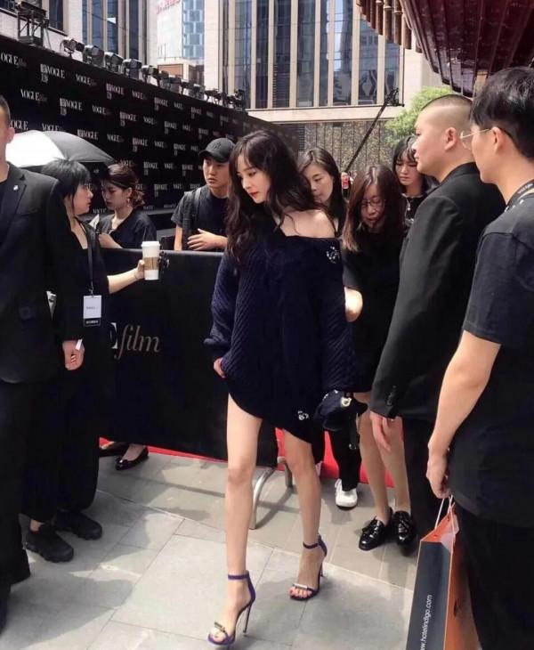 路人鏡頭下的楊冪,生圖太能打了,女明星都是這樣的嗎 路人鏡頭下的楊冪,生圖太能打了,女明星都是這樣的嗎