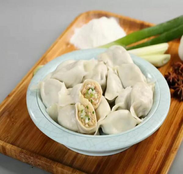 農村人吃自家庭院的蔬菜水果這是城市人嚮往的養老生活