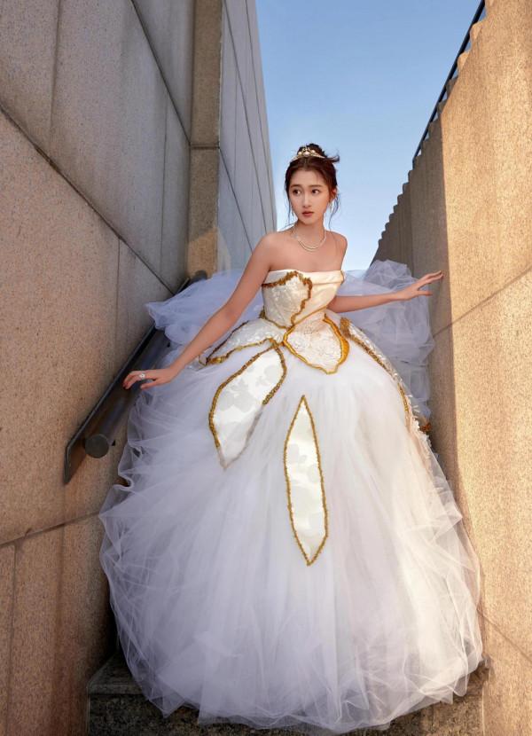 楊冪關曉彤同品牌高定禮服，誰贏了？