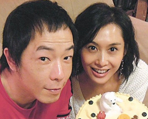 黃貫中和妻子朱茵及女兒的親密合照