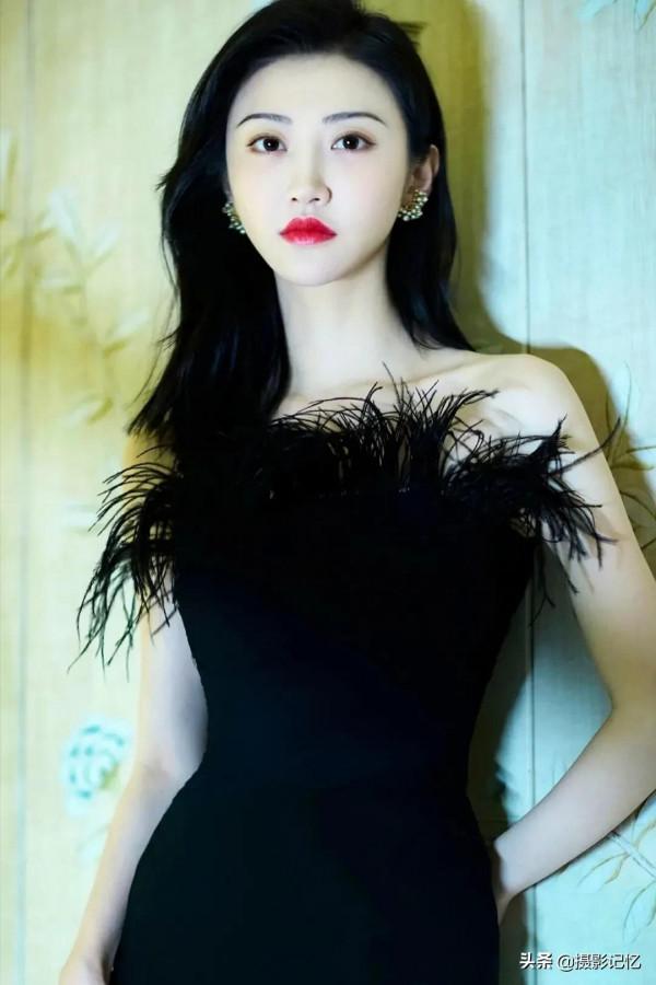 景甜：嚴肅起來也很美