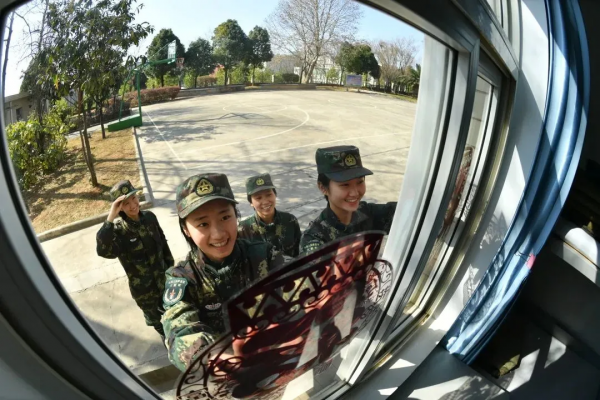 超多笑臉超多圖，快遞軍營年味濃又香！