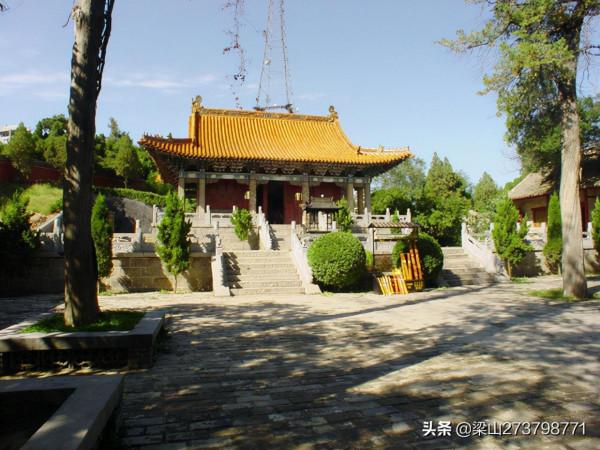 大伾山，大平原上突起的孤峰，寺廟洞閣棋佈，摩崖碑刻林立