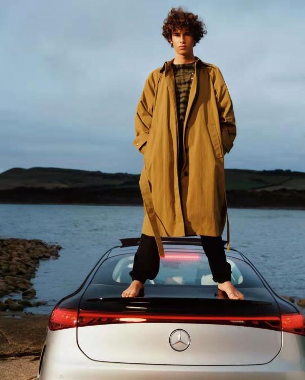 FENDI再為“法棍包”帶來變奏,賓士×Proenza Schouler開啟公路之旅丨是日美好事物 FENDI再為“法棍包”帶來變奏,賓士×Proenza Schouler開啟公路之旅丨是日美好事物