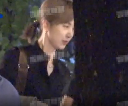 黃磊孫莉帶娃遊環球影城,兒子正臉首曝光,多媽扎低馬尾狀態真好 黃磊孫莉帶娃遊環球影城,兒子正臉首曝光,多媽扎低馬尾狀態真好