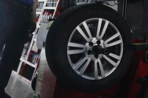 怪獸修車:翻新一輛21萬公里的路虎發現4,老爺子工地拉貨專用車 怪獸修車:翻新一輛21萬公里的路虎發現4,老爺子工地拉貨專用車