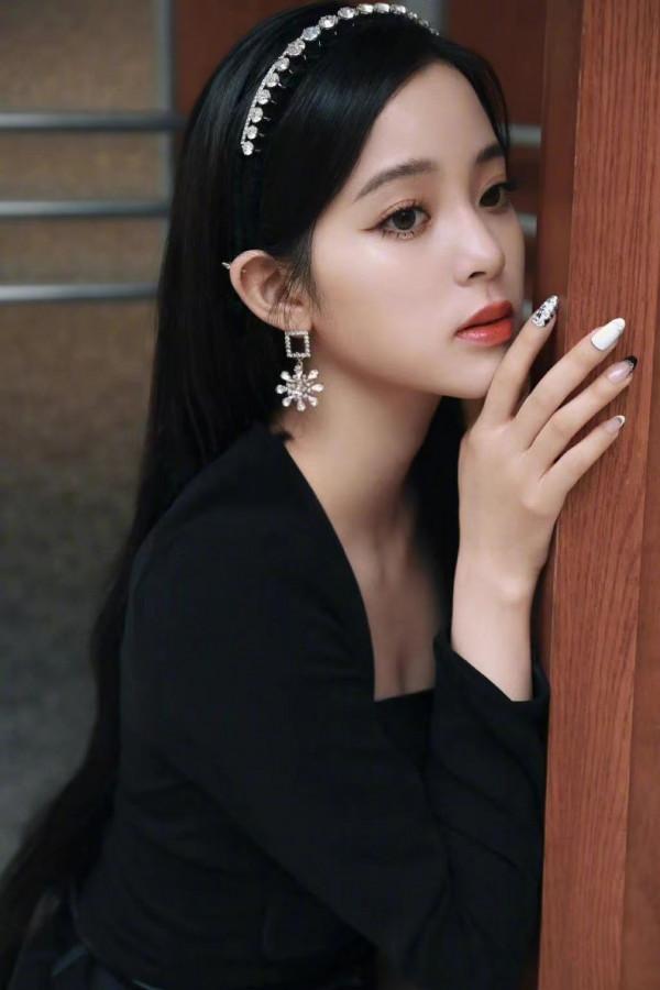 歐陽娜娜終於出爆火的“千金妝”教程了!素顏懟臉拍,妝容全曝光 歐陽娜娜終於出爆火的“千金妝”教程了!素顏懟臉拍,妝容全曝光