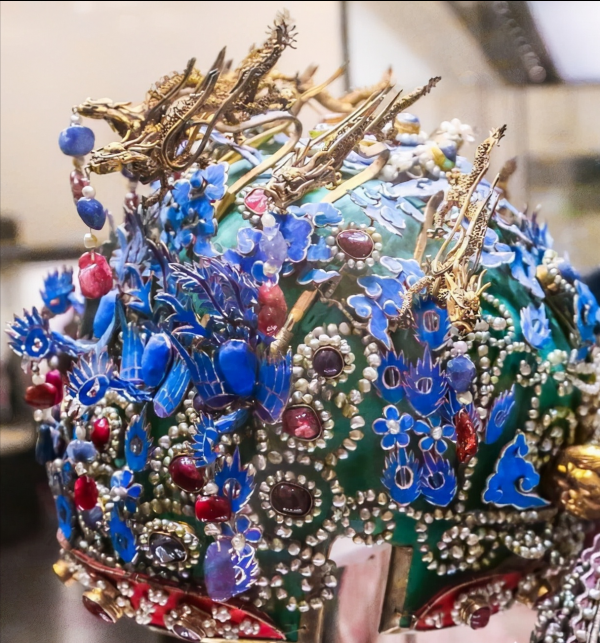 1957年，萬曆皇帝的定陵挖掘出400年前的純金皇冠，工藝至今稱奇