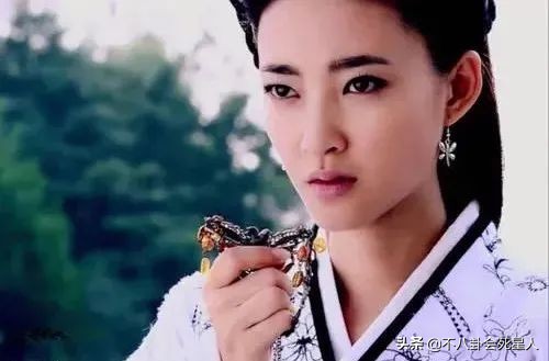 同一部劇中穿相同衣服的對比：楊冪美過佟麗婭，趙麗穎更勝一籌