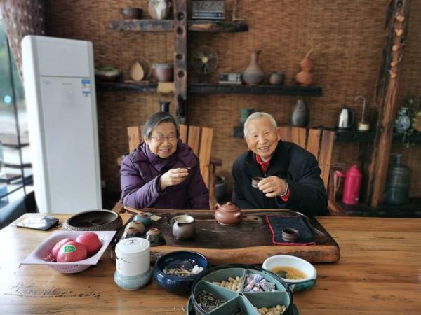 踏青早行人 作者：張鎖龍