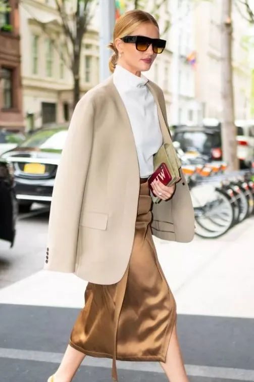 今秋最流行的5件外套+裙子，巨顯瘦巨時髦