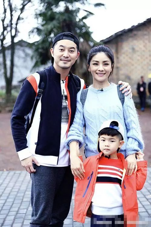 沙溢一家四口好幸福，穿親子裝十分時尚，搭配都很用心