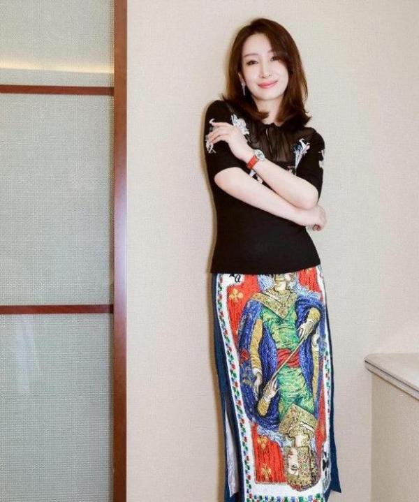 43歲秦海璐太懂氣質穿搭，白襯衫配闊腿褲高階有氣質，40歲要學學