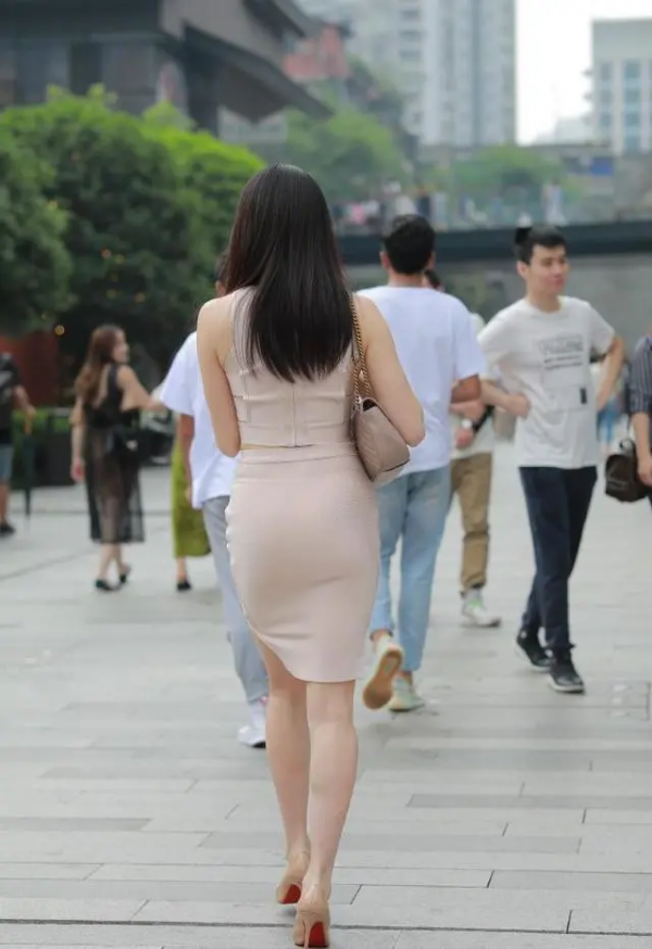 初秋裙子怎麼穿?選擇米色連衣裙,既顯膚色又顯身材 初秋裙子怎麼穿?選擇米色連衣裙,既顯膚色又顯身材