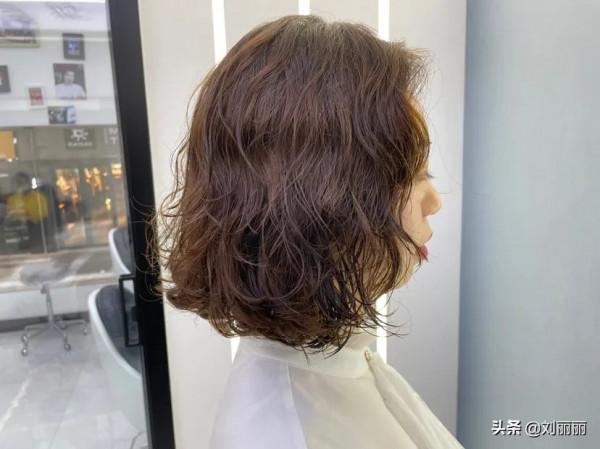 羊毛卷已過時,今年秋冬髮型流行這樣整,不誇張很時尚 羊毛卷已過時,今年秋冬髮型流行這樣整,不誇張很時尚