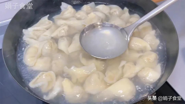 豬肉餃子好吃有竅門,調餡多加這一步,比餃子館的好吃,又鮮又香 豬肉餃子好吃有竅門,調餡多加這一步,比餃子館的好吃,又鮮又香