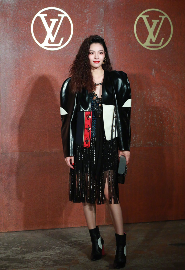 一個比一個P得狠!離開了打光和精修,女明星們到底長什麼樣? 一個比一個P得狠!離開了打光和精修,女明星們到底長什麼樣?